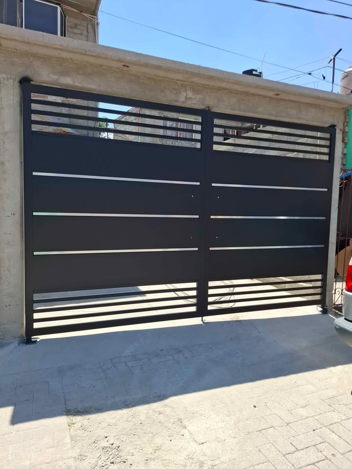 Portones abatibles para residencias en Los Cabos